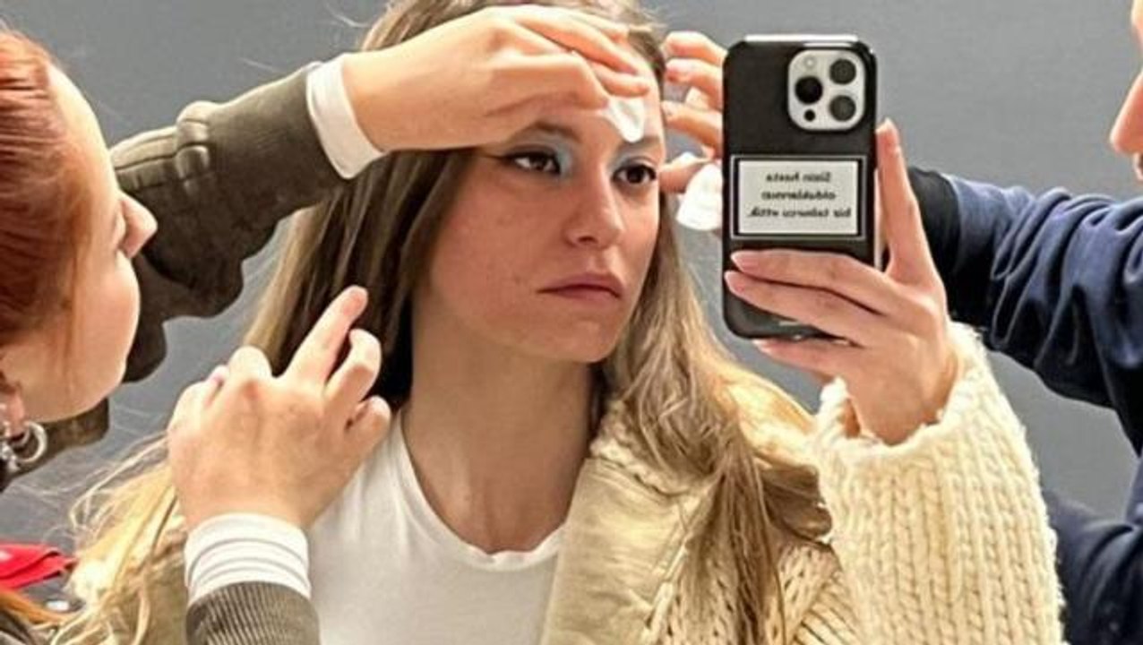 Serenay Sarıkaya'nın telefon kılıfındaki yazı dikkat çekti: Sizin hasta olduklarınızı biz taburcu ettik