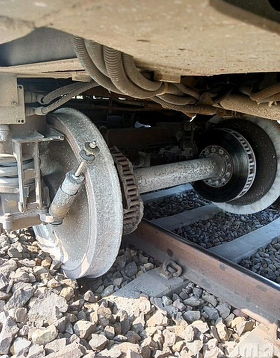 लोको पायलट चला रहा था ट्रेन एक एक कर उतर गई आधी बोगिया, 1 किलो बाद चला डी रेल का पता