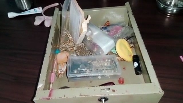 जिस कमरे में पति-पत्नी सोते रहे, चोर ले गए लाखों के जेवरात व नकदी