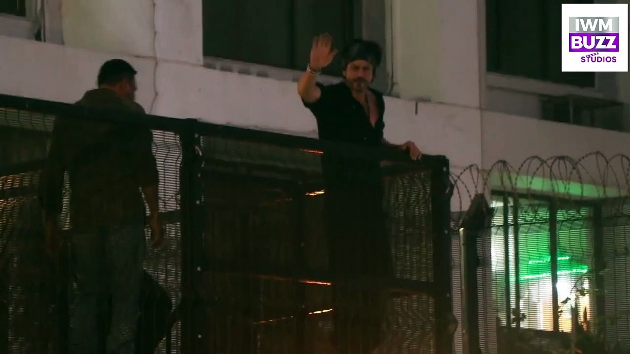 Post Success of Pathaan, Shah Rukh Khan Meets Fans Outside His House Mannat