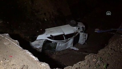 Bursa'da otomobil metro inşaatına uçtu