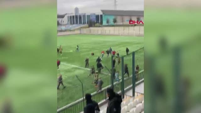 İSTANBUL-BAYRAMPAŞA'DAKİ AMATÖR LİG MAÇINDA TARAFTARLAR SAHAYA İNİP FUTBOLCULARA SALDIRDI