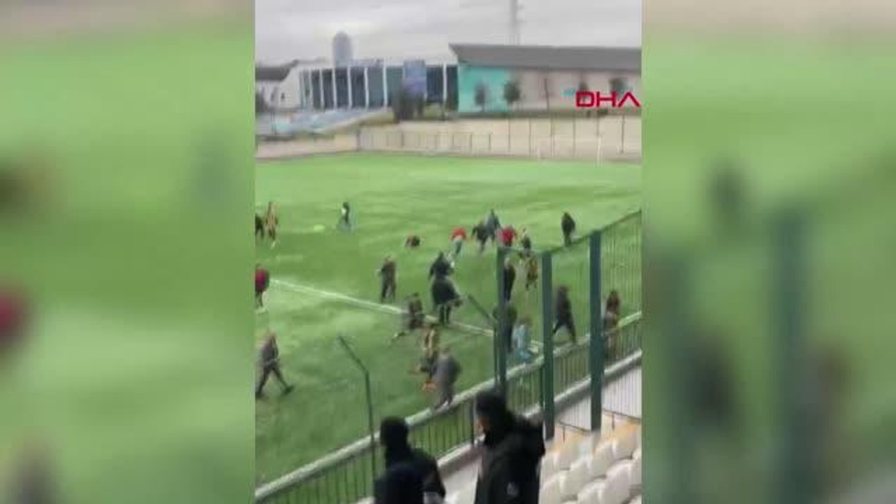 İSTANBUL-BAYRAMPAŞA'DAKİ AMATÖR LİG MAÇINDA TARAFTARLAR SAHAYA İNİP FUTBOLCULARA SALDIRDI