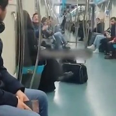 Marmaray'da ayaklarını uzatarak oturan kadın kendisini uyaranlara hakaret etti