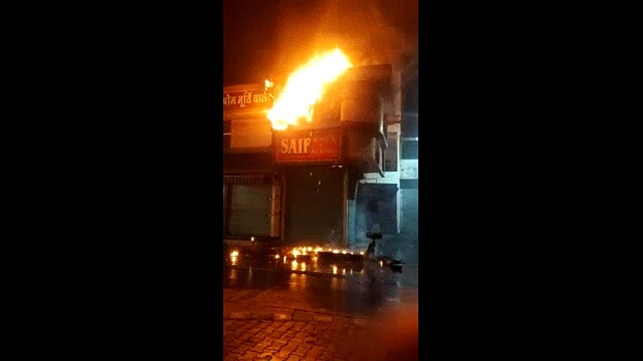 4 दमकलों ने करीब 1 घंटे की मशक्कत के बाद आग पर पाया काबू