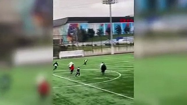 Amatör lig maçında taraftarlar sahaya inip futbolculara saldırdı