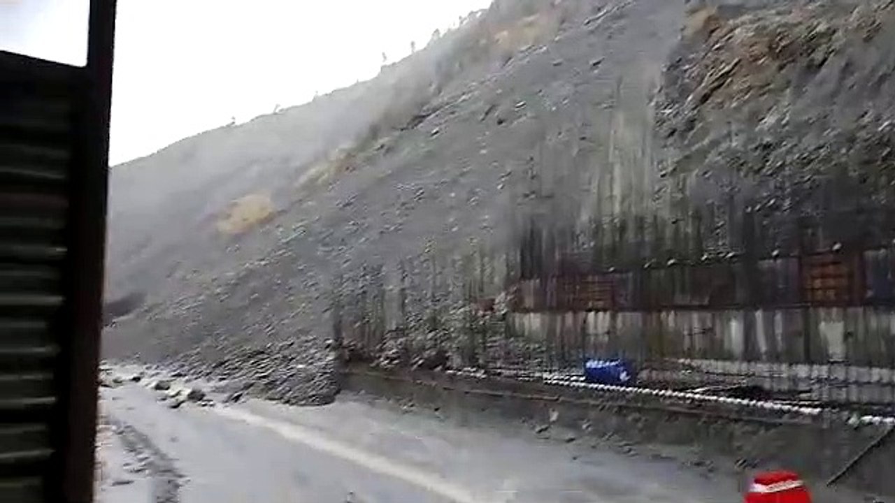 #sringar-#jammu highway remains blocked at several places due to shooting stones | #kashmirnews