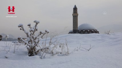 Van'da tarihi mekanlar beyaza büründü