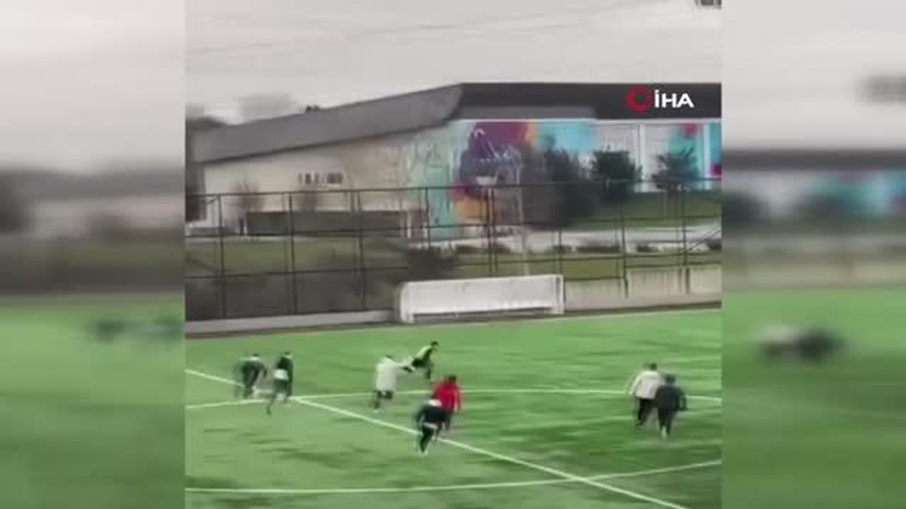 Amatör lig maçında taraftarlar sahaya inip futbolculara saldırdı