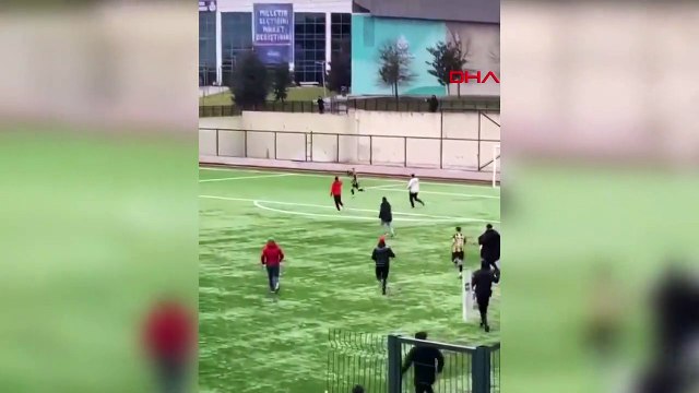 Amatör lig maçında konuk takıma saldırı: Tribün sahaya indi