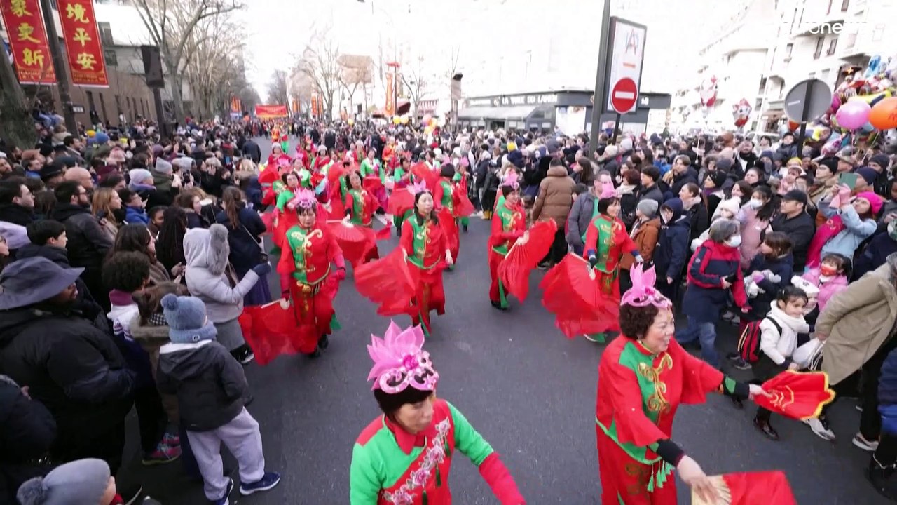В Париже впервые за 3 года прошли гуляния в чес...