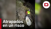 Los bomberos rescatan a dos perros atrapados en un risco en Valmeo