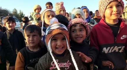 MSB paylaştı; hayırseverlerin ördüğü atkı ve bereler Suriye'de çocuklara dağıtıldı