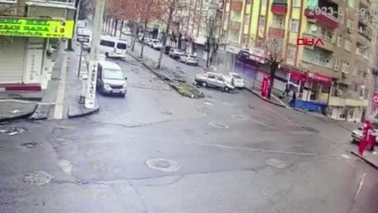 MİNİBÜSÜN ÇARPTIĞI OTOMOBİLDEN SAVRULUP, ARACIN ALTINDA KALAN SÜRÜCÜ ÖLDÜ