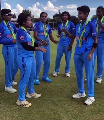 विदेशी धरती पर छोरियों ने कर दिया कमाल, देखें वीडियो