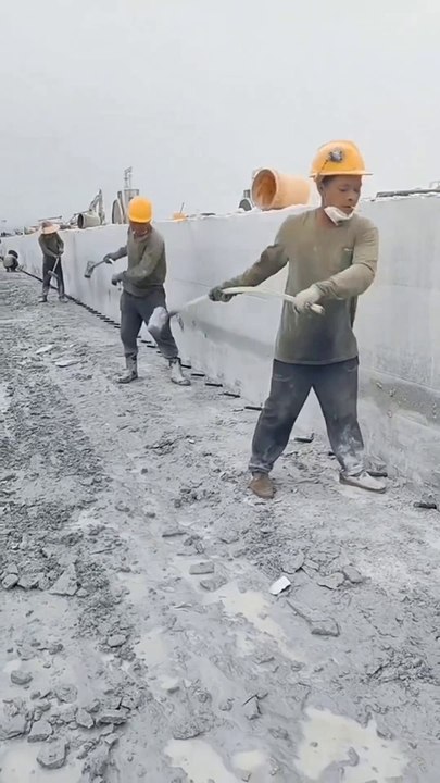 رجال يصدمون الجدار بالتخبيط |  Men slamming the wall flop