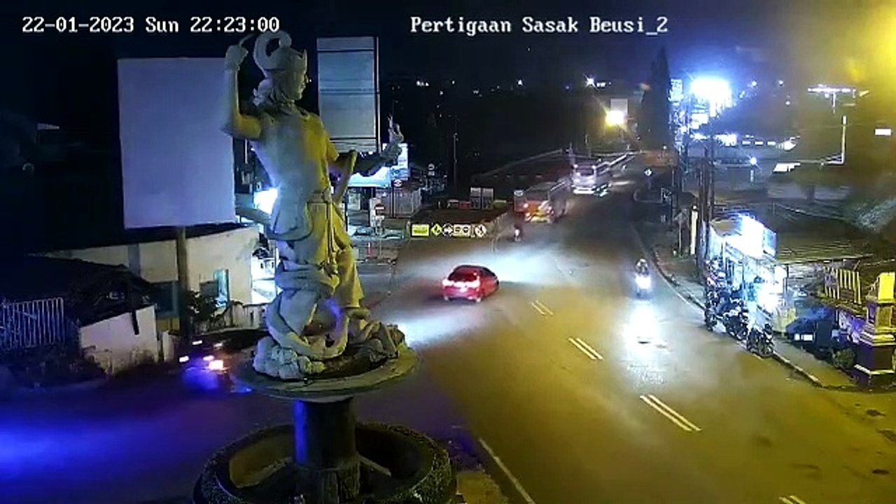 Un camion en panne de frein percute et fait tomber une grande statue