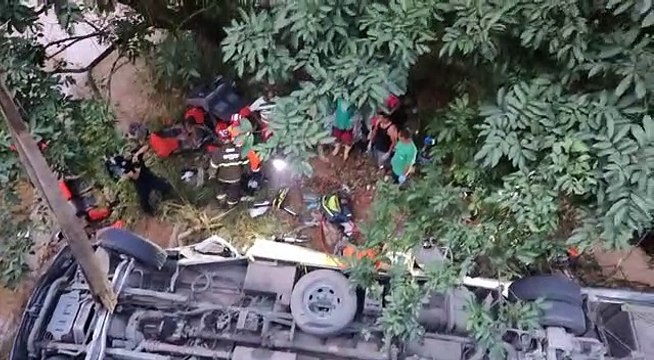 Ônibus que levava time de futebol cai de ponte e mata quatro pessoas na BR 116