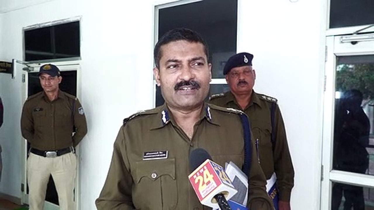 सोशल मीडिया पर पुलिस की नजर। पुलिस कमिश्नर हरिनारायणाचारी मिश्र ने चेतावनी दी है कि आपत्तिजनक मैसेज न चलाएं अन्यथा कार्रवाई होगी।