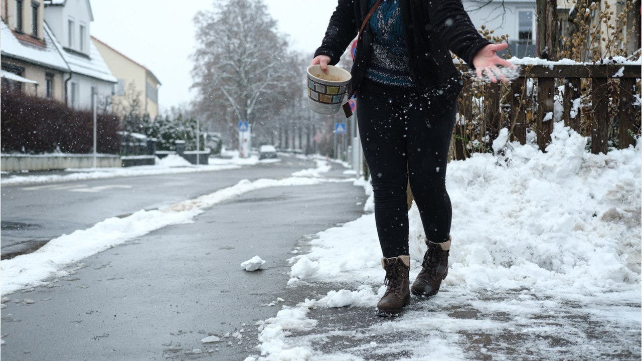 Statt Streusalz: Sand oder Granulat sind bei Glätte bessere Wahl