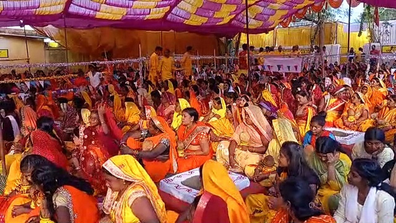 भव्य कलश यात्रा के साथ 24 कुंडीय महायज्ञ शुरू