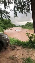 Video capta como una vagoneta es arrastrada por el río en la zona de Porongo