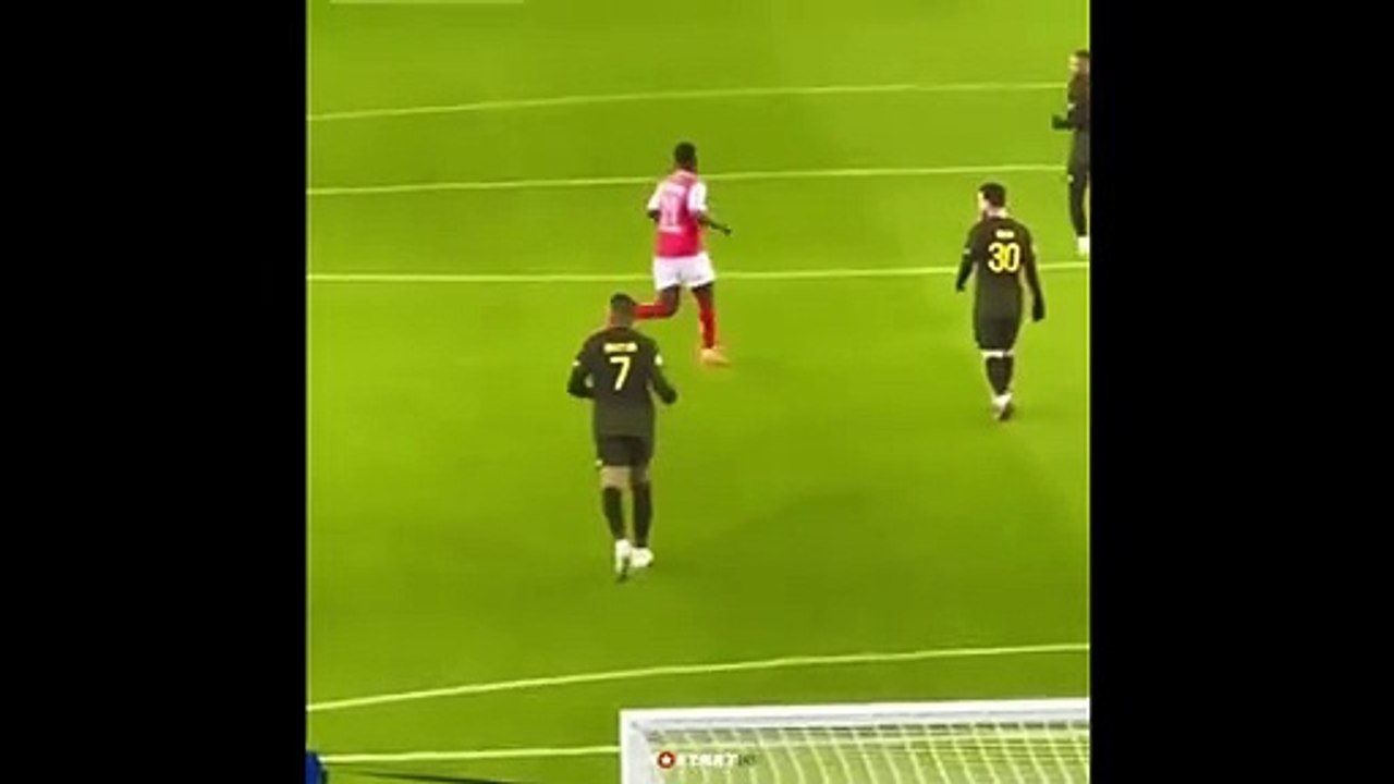 Messi et Mbappé en train de marcher pendant PSG-Reims, la séquence choque les fans