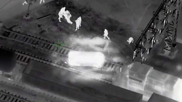 États-Unis : il vole une voiture de police, se fait courser et finit sur les rail face à un train