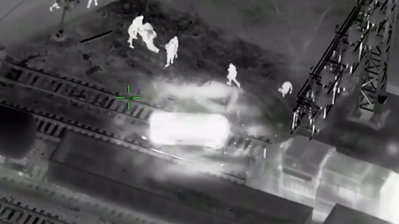 États-Unis : il vole une voiture de police, se fait courser et finit sur les rail face à un train