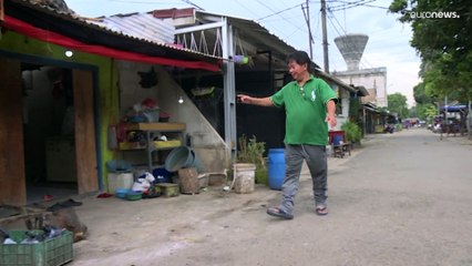 شاهد | إندونيسي شُفي من الجذام يصنّع أطرافاً للسكان المصابين بهذا المرض