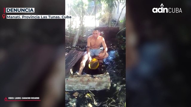 Un hombre cubano tiene que limpiar con sus propias manos la fosa de estiércol que hay en su casa.