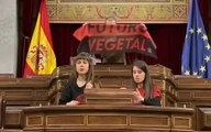 Esperpento en el Congreso: Tres activistas fanáticos de Futuro Vegetal asaltan la tribuna de oradores y se pegan al micrófono