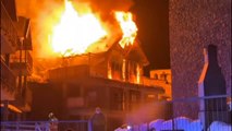 Un incendio calcina varios áticos y obliga a desalojar a unas 40 personas en Panticosa (Huesca)