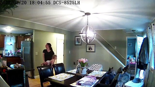 Quand la couche de bébé sent vraiment trop fort... Pas simple la vie de parents