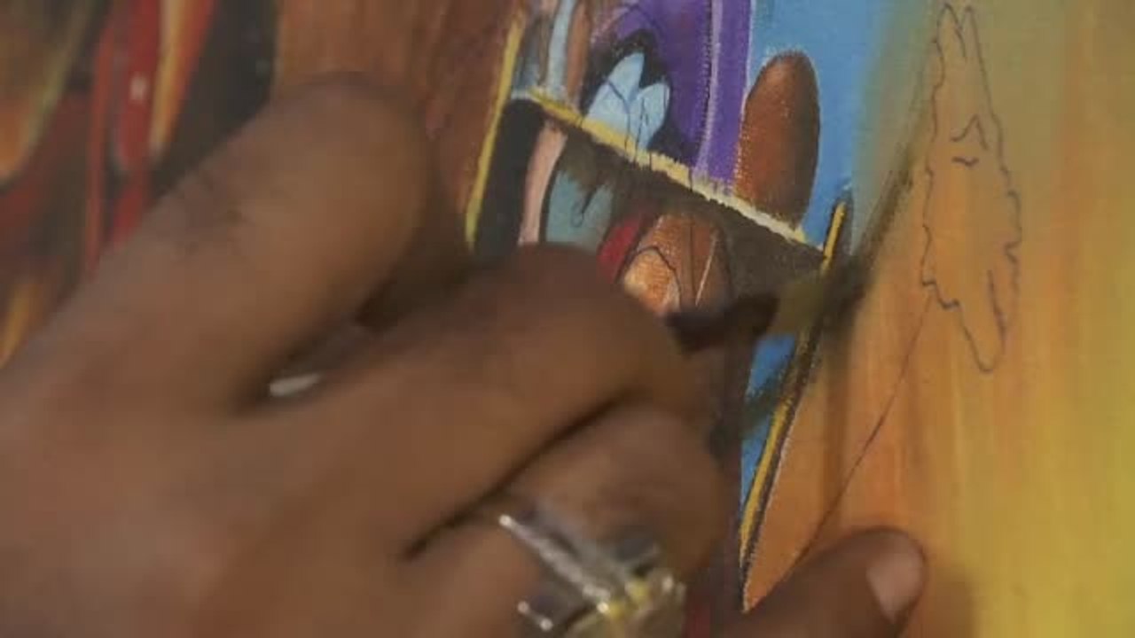 Presos pakistaníes se forman en arte en la cárcel de Karachi y ganan dinero para sus familias