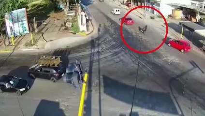 Andaba en una moto robada, lo persiguió la Policía y se tiró al Riachuelo: está internado