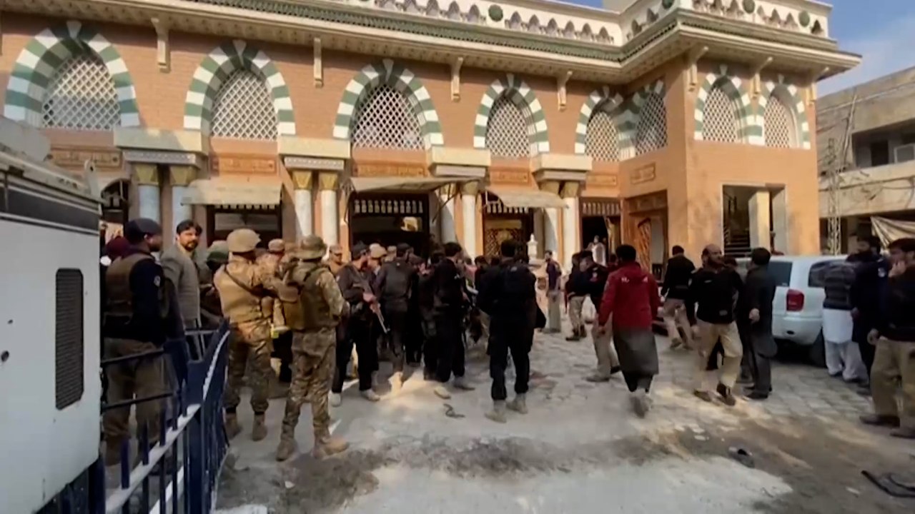 ارتفاع عدد قتلى التفجير الانتحاري في مسجد بيشاور الباكستانية إلى أكثر من 60