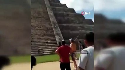 Koruma altındaki piramide tırmanan turist, sopalı saldırıya uğradı