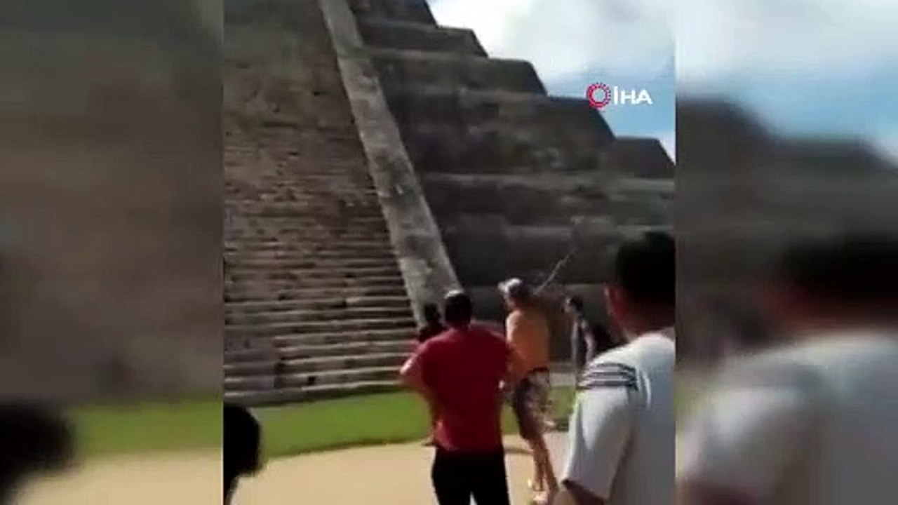 Koruma altındaki piramide tırmanan turist, sopalı saldırıya uğradı