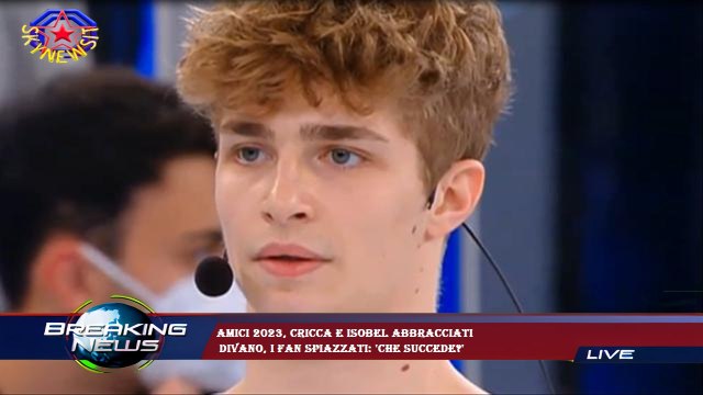 Amici 2023, Cricca e Isobel abbracciati divano, i fan spiazzati: 'Che succede?'