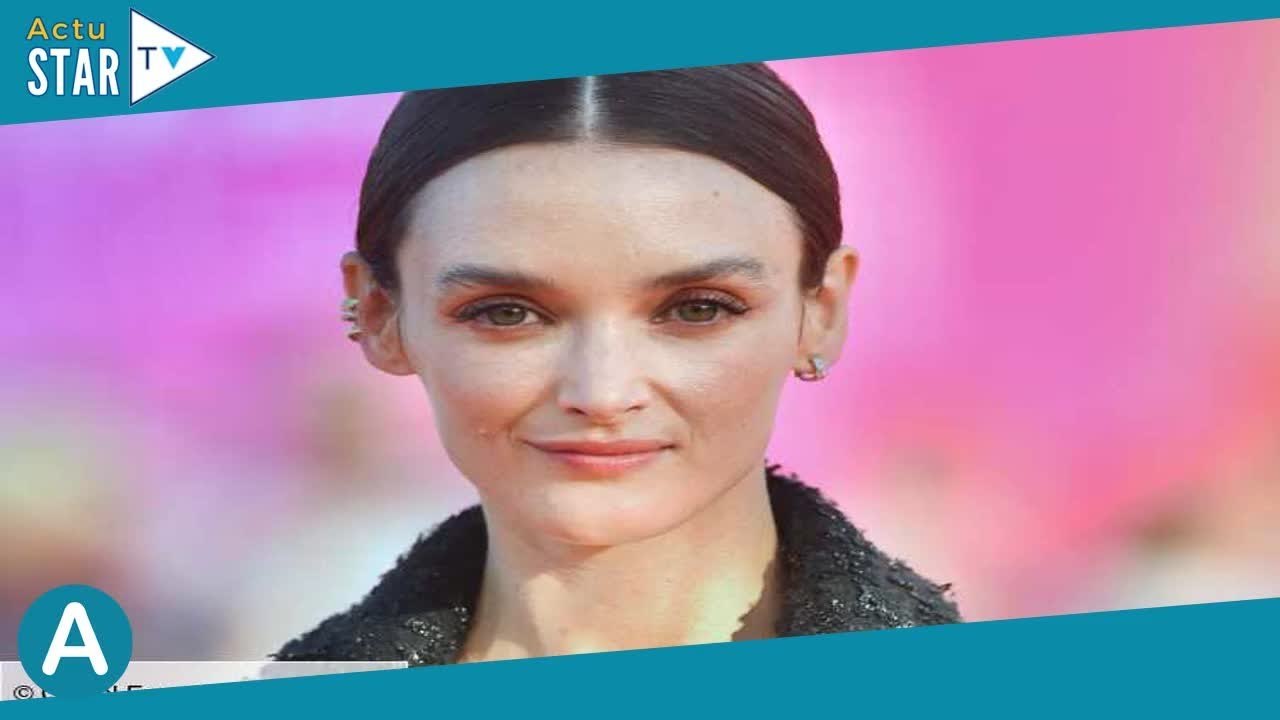 « Quand 3 flocons tombent » : Charlotte Le Bon se moque gentiment des Français