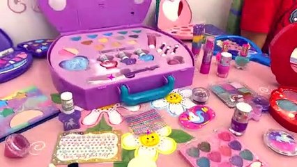 Diana and Roma play Beauty Salon and learn to negotiate