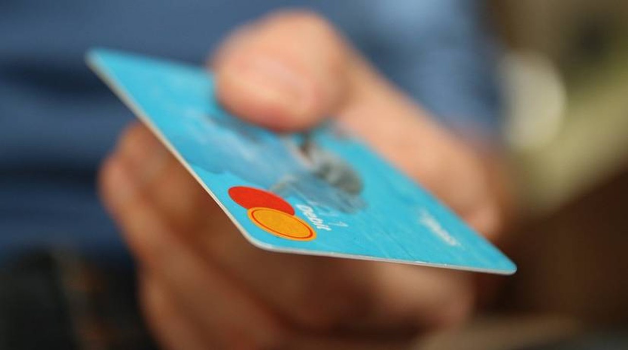 Razones por las que debería evitar comprar comida y útiles escolares con tarjeta de crédito