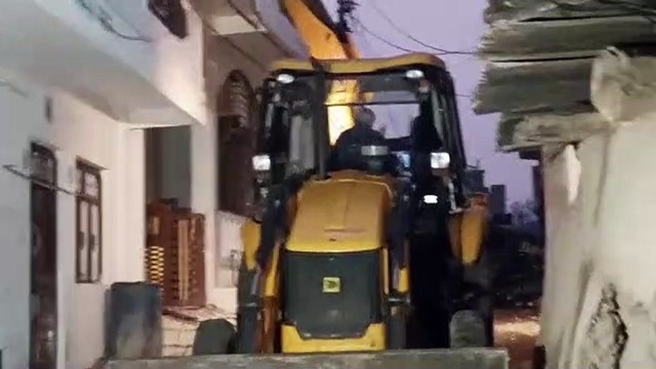 आरोपी इमरान के घर पर प्रशासन ने चलाया बुलडोजर