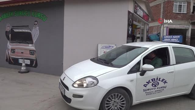 Yaralı bulduğu şahine 'Tofaş' adını verdi