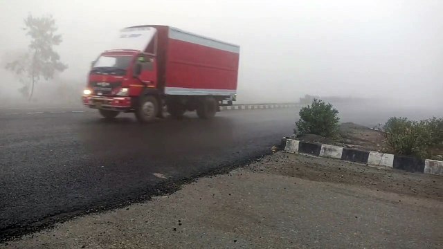 Video : मौसम हुआ साफ तो छाया घना कोहरा, रेंग रेंग कर चल रहें वाहन