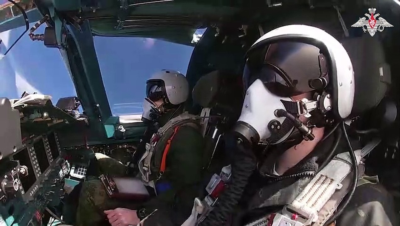 Vídeo mostra o trabalho das tripulações do caça bormbardeiro russo Sukhoi Su-34