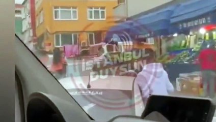 İstanbul'da acil vakaya giden ambulansın önü, yabancı uyrukluların konvoyu tarafından kesildi
