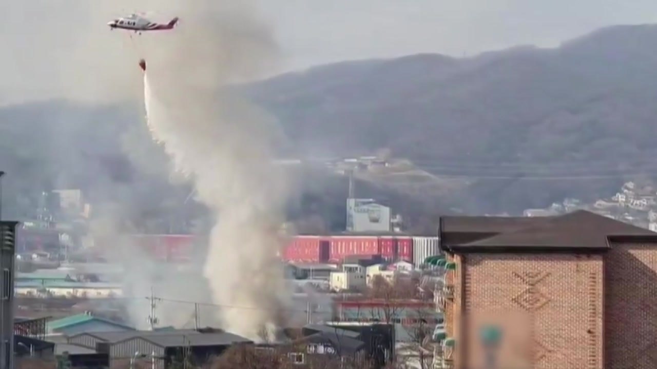 공장 화재로 2개 동 불에 타...다친 사람 없어 / YTN