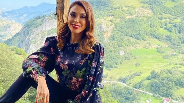 Maldivler'e tatile giden Zuhal Topal, bikinili pozlarını paylaştı